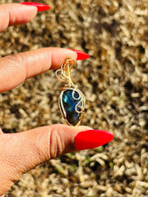 Load image into Gallery viewer, Gold Labradorite Necklace
